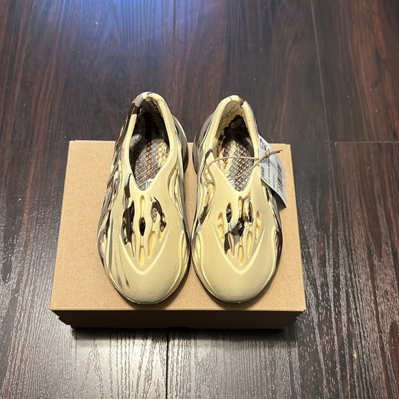 ‼️SOLD‼️ Yeezy Foam Runner Infants “MX Cream Clay” - Picture 2 of 10